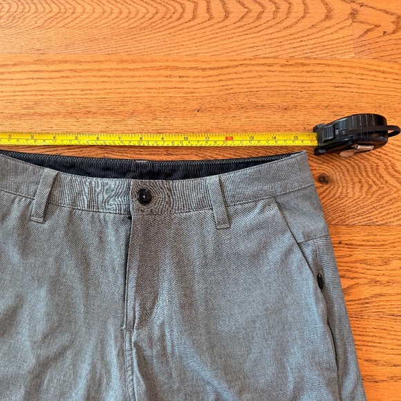 Vuori Aim Short in Grey (Size 30) - Picture 4 of 9